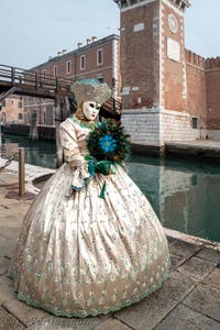 Les costumés du carnaval de Venise devant l'Arsenal de Venise.