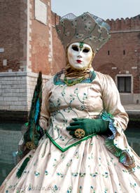 Les costumés du carnaval de Venise devant l'Arsenal de Venise.