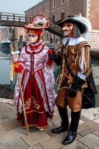 Les costumés du carnaval de Venise devant l'Arsenal de Venise.