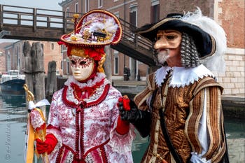 Les costumés du carnaval de Venise devant l'Arsenal de Venise.