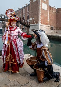 Les costumés du carnaval de Venise devant l'Arsenal de Venise.