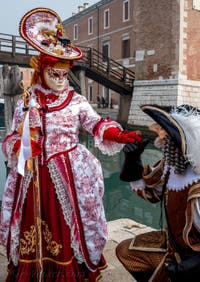 Les costumés du carnaval de Venise devant l'Arsenal de Venise.