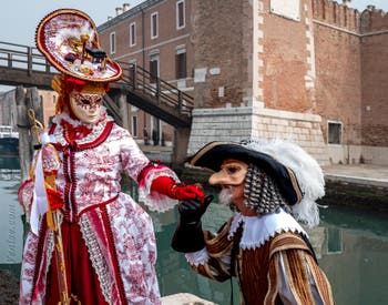 Les costumés du carnaval de Venise devant l'Arsenal de Venise.