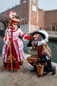 Les costumés du carnaval de Venise devant l'Arsenal de Venise.