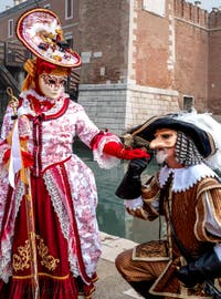 Les costumés du carnaval de Venise devant l'Arsenal de Venise.