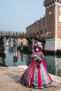 Les costumés du carnaval de Venise devant l'Arsenal de Venise.