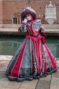 Les costumés du carnaval de Venise devant l'Arsenal de Venise.