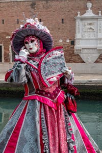 Les costumés du carnaval de Venise devant l'Arsenal de Venise.