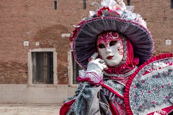 Les costumés du carnaval de Venise devant l'Arsenal de Venise.