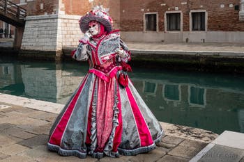 Les costumés du carnaval de Venise devant l'Arsenal de Venise.