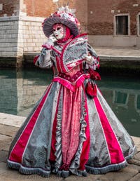 Les costumés du carnaval de Venise devant l'Arsenal de Venise.