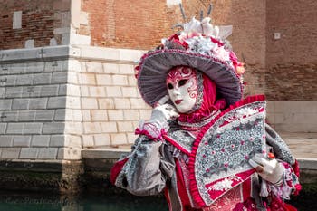 Les costumés du carnaval de Venise devant l'Arsenal de Venise.