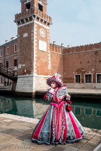 Les costumés du carnaval de Venise devant l'Arsenal de Venise.