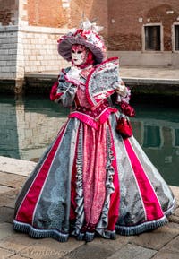 Les costumés du carnaval de Venise devant l'Arsenal de Venise.