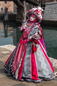 Les costumés du carnaval de Venise devant l'Arsenal de Venise.