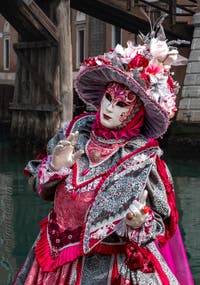 Les costumés du carnaval de Venise devant l'Arsenal de Venise.