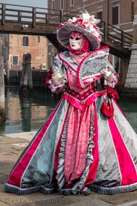 Les costumés du carnaval de Venise devant l'Arsenal de Venise.