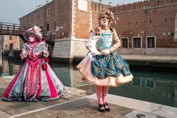 Les costumés du carnaval de Venise devant l'Arsenal de Venise.