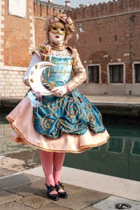 Les costumés du carnaval de Venise devant l'Arsenal de Venise.