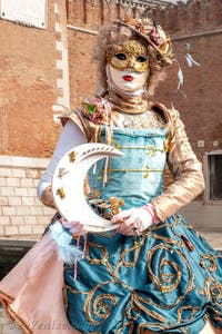 Les costumés du carnaval de Venise devant l'Arsenal de Venise.