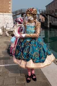 Les costumés du carnaval de Venise devant l'Arsenal de Venise.