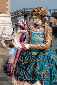 Les costumés du carnaval de Venise devant l'Arsenal de Venise.