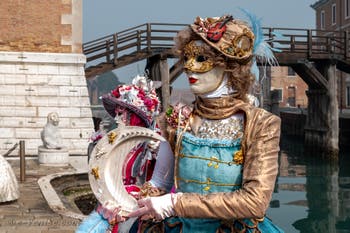 Les costumés du carnaval de Venise devant l'Arsenal de Venise.