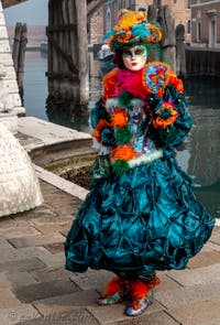 Les costumés du carnaval de Venise devant l'Arsenal de Venise.