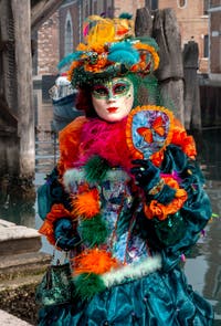 Les costumés du carnaval de Venise devant l'Arsenal de Venise.