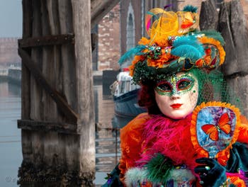 Les costumés du carnaval de Venise devant l'Arsenal de Venise.