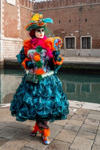 Les costumés du carnaval de Venise devant l'Arsenal de Venise.