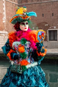 Les costumés du carnaval de Venise devant l'Arsenal de Venise.