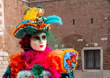 Les costumés du carnaval de Venise devant l'Arsenal de Venise.