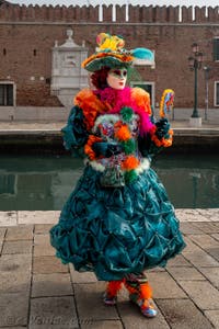 Les costumés du carnaval de Venise devant l'Arsenal de Venise.