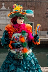 Les costumés du carnaval de Venise devant l'Arsenal de Venise.