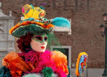 Les costumés du carnaval de Venise devant l'Arsenal de Venise.