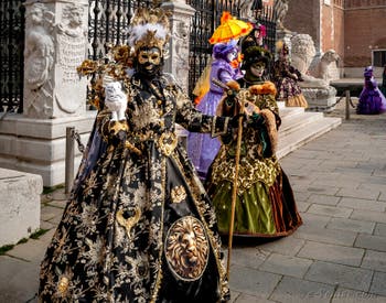 Les costumés du carnaval de Venise devant l'Arsenal de Venise.