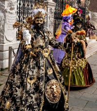 Les costumés du carnaval de Venise devant l'Arsenal de Venise.