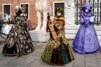 Les costumés du carnaval de Venise devant l'Arsenal de Venise.