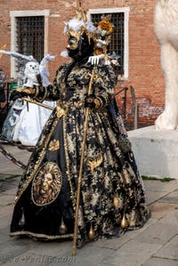 Les costumés du carnaval de Venise devant l'Arsenal de Venise.