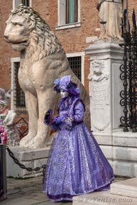 Les costumés du carnaval de Venise devant l'Arsenal de Venise.