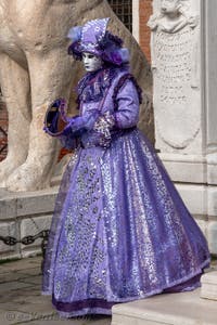 Les costumés du carnaval de Venise devant l'Arsenal de Venise.