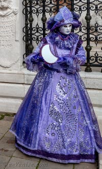 Les costumés du carnaval de Venise devant l'Arsenal de Venise.