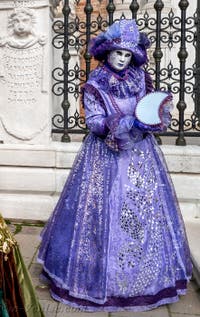 Les costumés du carnaval de Venise devant l'Arsenal de Venise.