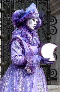 Les costumés du carnaval de Venise devant l'Arsenal de Venise.