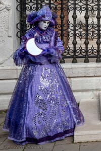 Les costumés du carnaval de Venise devant l'Arsenal de Venise.