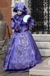 Les costumés du carnaval de Venise devant l'Arsenal de Venise.