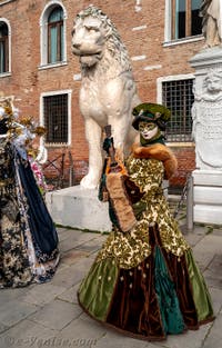 Les costumés du carnaval de Venise devant l'Arsenal de Venise.