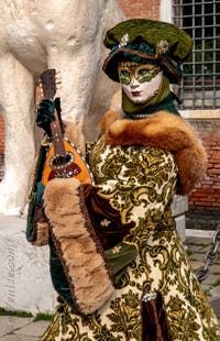 Les costumés du carnaval de Venise devant l'Arsenal de Venise.