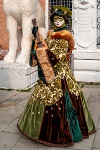 Les costumés du carnaval de Venise devant l'Arsenal de Venise.